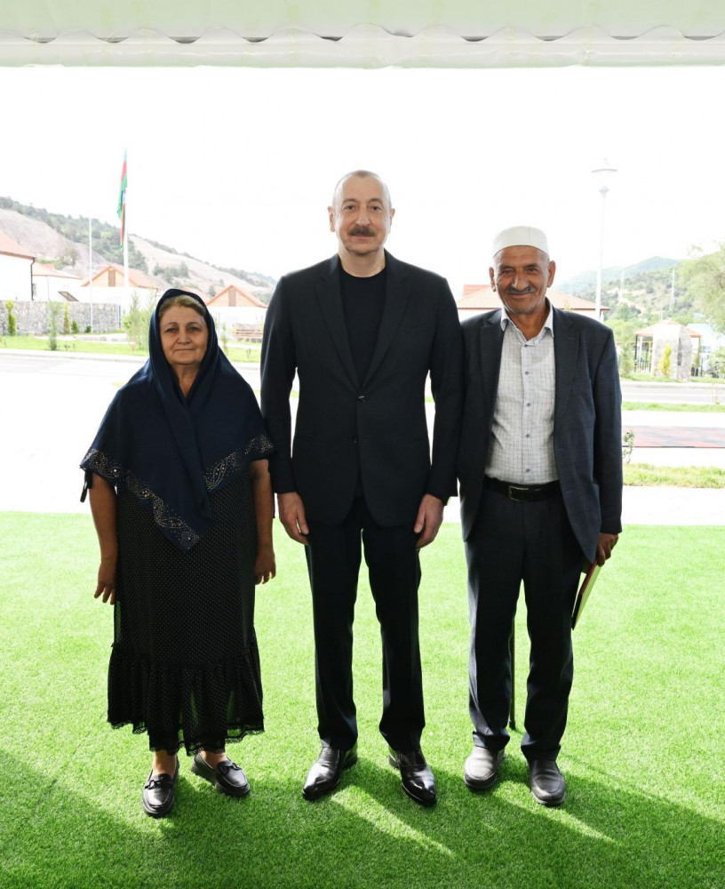 Prezident İlham Əliyev Laçının Bəylik kəndinə köçən sakinlərlə görüşüb, onlara evlərin açarlarını təqdim edib<font color='red'> - YENİLƏNİB</font><font color=red> - FOTOLAR</font>