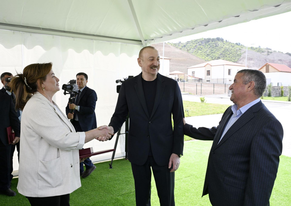 Prezident İlham Əliyev Laçının Bəylik kəndinə köçən sakinlərlə görüşüb, onlara evlərin açarlarını təqdim edib<font color='red'> - YENİLƏNİB</font><font color=red> - FOTOLAR</font>