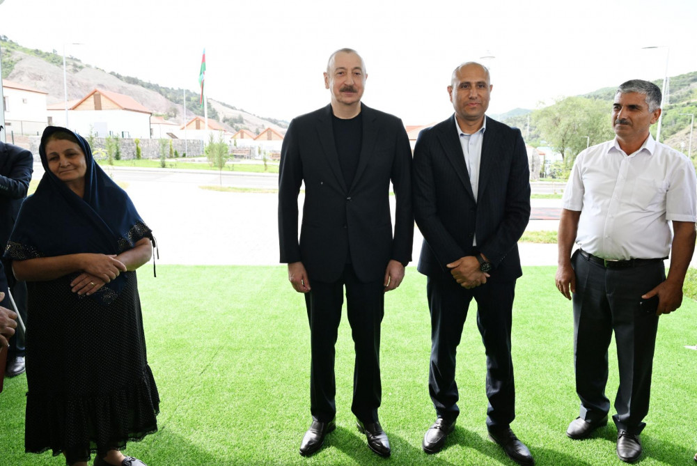 Prezident İlham Əliyev Laçının Bəylik kəndinə köçən sakinlərlə görüşüb, onlara evlərin açarlarını təqdim edib<font color='red'> - YENİLƏNİB</font><font color=red> - FOTOLAR</font>