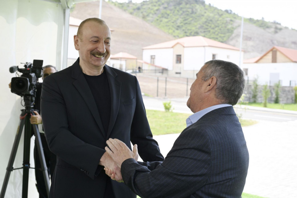 Prezident İlham Əliyev Laçının Bəylik kəndinə köçən sakinlərlə görüşüb, onlara evlərin açarlarını təqdim edib<font color='red'> - YENİLƏNİB</font><font color=red> - FOTOLAR</font>