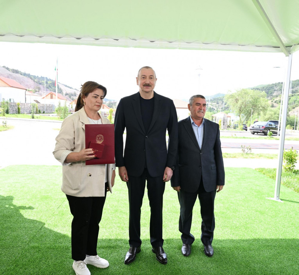 Prezident İlham Əliyev Laçının Bəylik kəndinə köçən sakinlərlə görüşüb, onlara evlərin açarlarını təqdim edib<font color='red'> - YENİLƏNİB</font><font color=red> - FOTOLAR</font>
