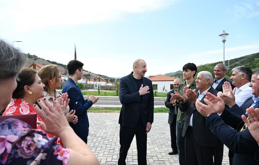 Prezident İlham Əliyev Laçının Bəylik kəndinə köçən sakinlərlə görüşüb, onlara evlərin açarlarını təqdim edib<font color='red'> - YENİLƏNİB</font><font color=red> - FOTOLAR</font>