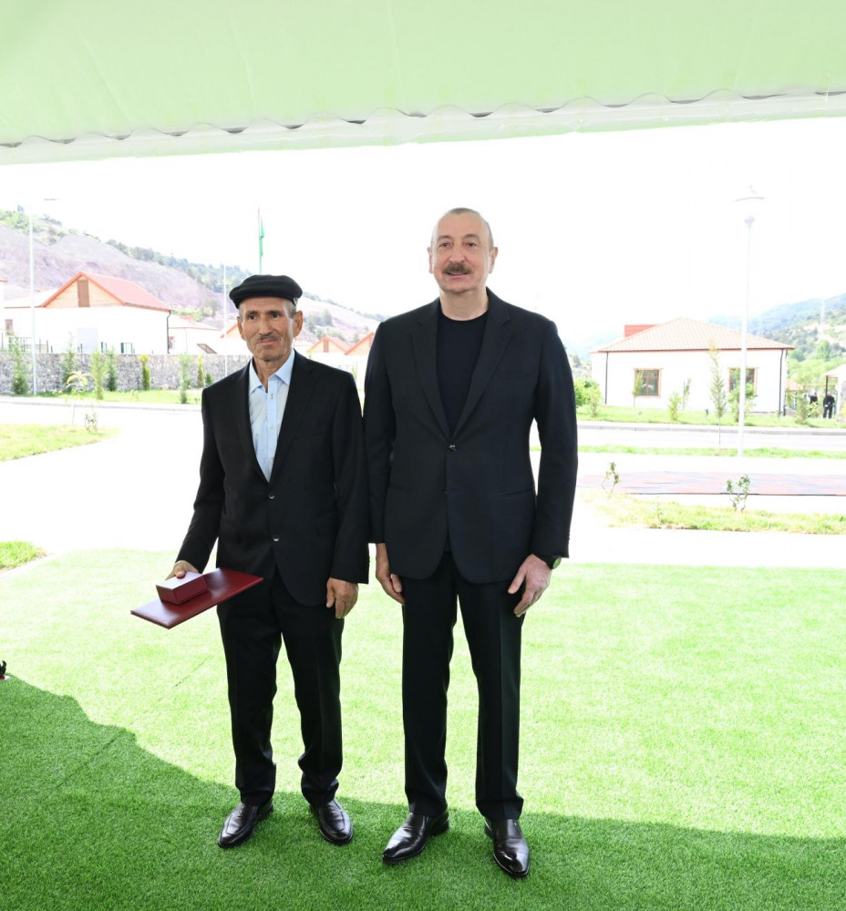 Prezident İlham Əliyev Laçının Bəylik kəndinə köçən sakinlərlə görüşüb, onlara evlərin açarlarını təqdim edib<font color='red'> - YENİLƏNİB</font><font color=red> - FOTOLAR</font>