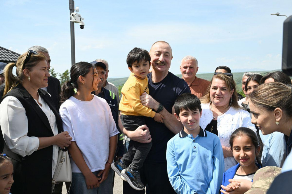 Prezident İlham Əliyev Laçın şəhərində sakinlərlə görüşüb<font color=red> - FOTOLAR</font>