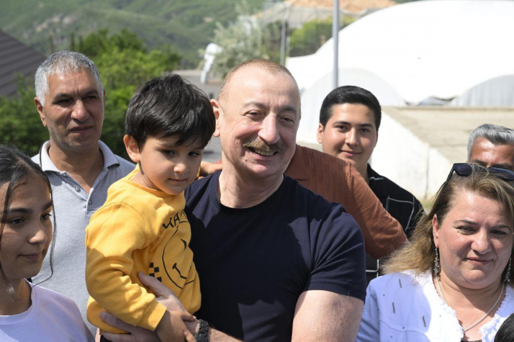 Prezident İlham Əliyev Laçın şəhərində sakinlərlə görüşüb<font color=red> - FOTOLAR</font>