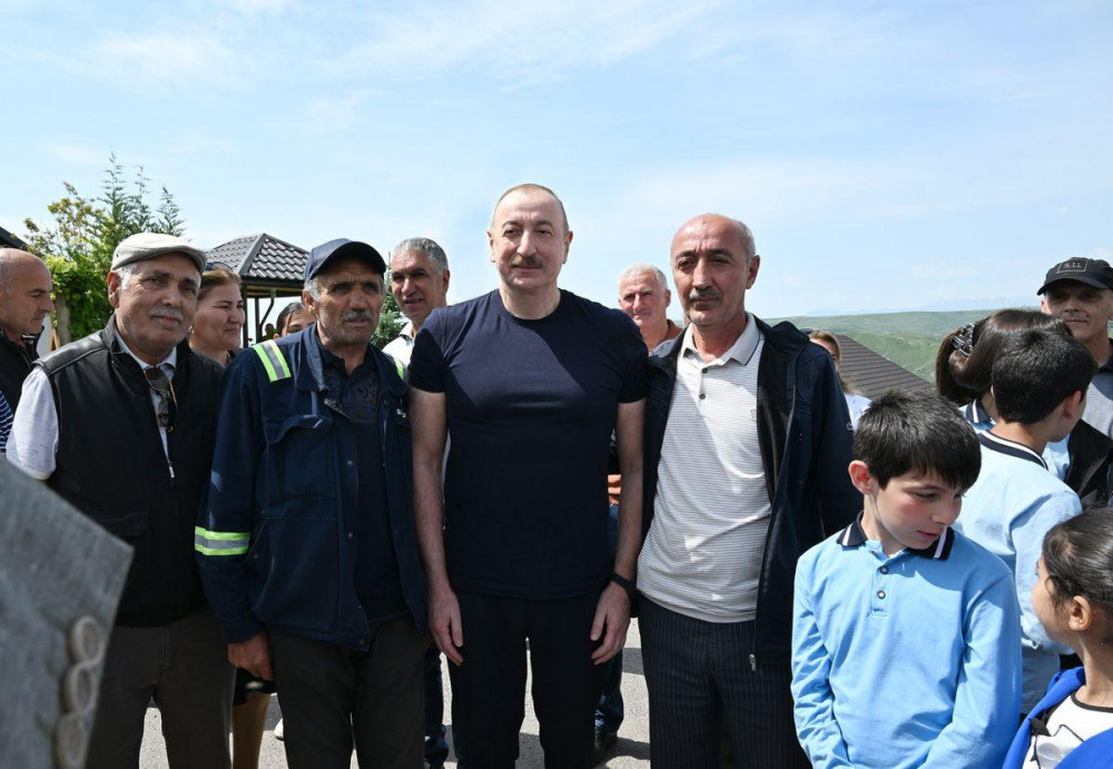 Prezident İlham Əliyev Laçın şəhərində sakinlərlə görüşüb<font color=red> - FOTOLAR</font>