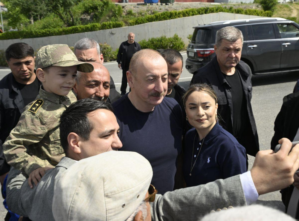Prezident İlham Əliyev Laçın şəhərində sakinlərlə görüşüb<font color=red> - FOTOLAR</font>