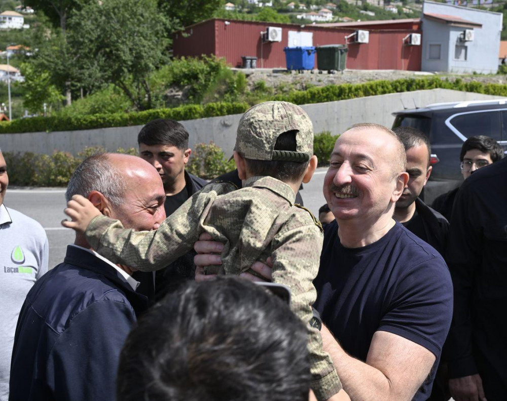 Prezident İlham Əliyev Laçın şəhərində sakinlərlə görüşüb<font color=red> - FOTOLAR</font>