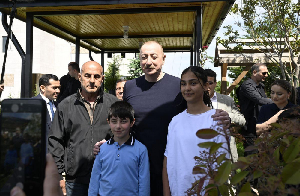 Prezident İlham Əliyev Laçın şəhərində sakinlərlə görüşüb<font color=red> - FOTOLAR</font>
