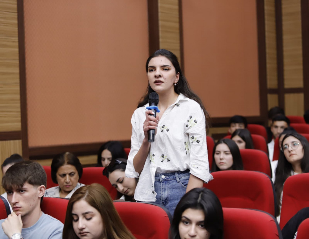NDU-da  “Açıq mikrofon” layihəsi çərçivəsində Naxçıvan Muxtar Respublikasının təhsil naziri Elxan Nəcəfov tələbələrlə görüşüb<font color=red> - FOTOLAR</font>