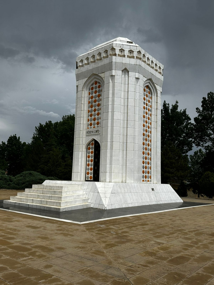 O gecədən 88 il ötür<font color='red'> - Eşqin son ünvanı Cavidlər məqbərəsi</font><font color=red> - FOTOLAR</font>