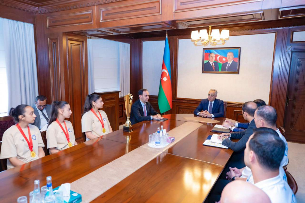 Səlahiyyətli nümayəndə ölkə birincisi olmuş naxçıvanlı voleybolçular ilə görüşüb<font color=red> - FOTOLAR</font>