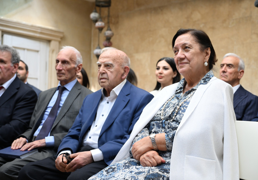 “Ədibin Evi”ndə “150 ilin söhbəti” kitabının təqdimatı olub<font color=red> - FOTOLAR</font>