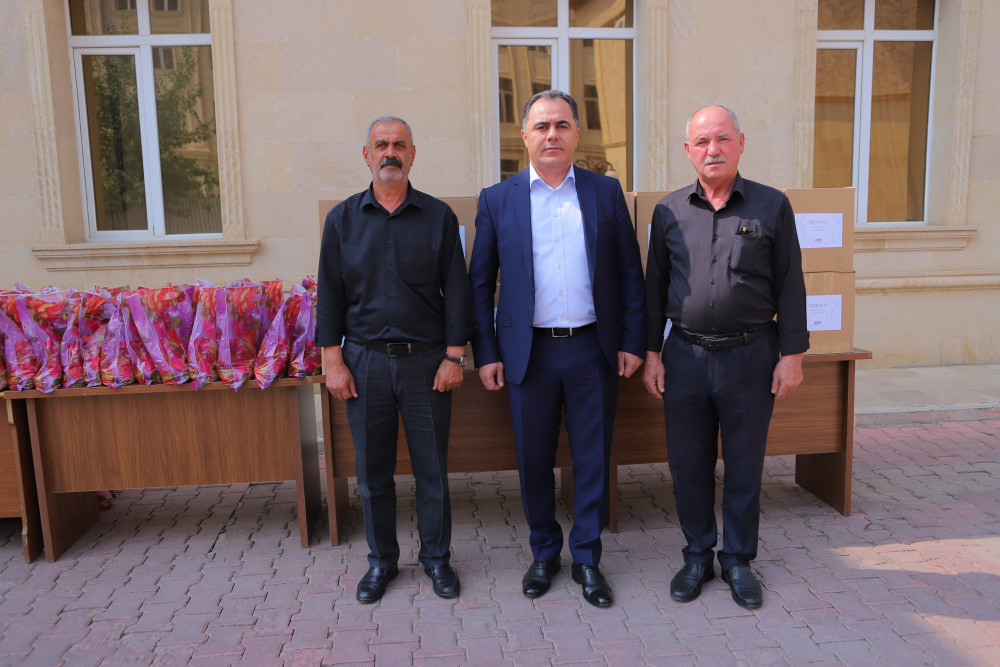 Naxçıvan Şəhər İcra Hakimiyyətində Qurban bayramı ilə əlaqədar olaraq bayram sovqatı paylanıb <font color=red> - FOTOLAR</font>