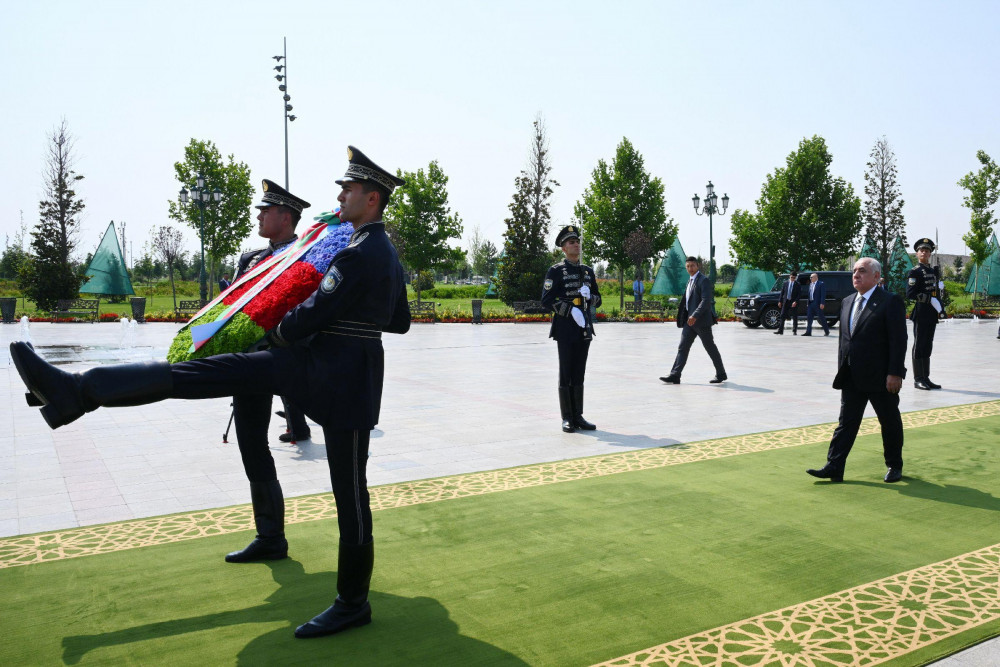Əli Əsədov Daşkənddə Müstəqillik abidəsini ziyarət edib<font color=red> - FOTOLAR</font>