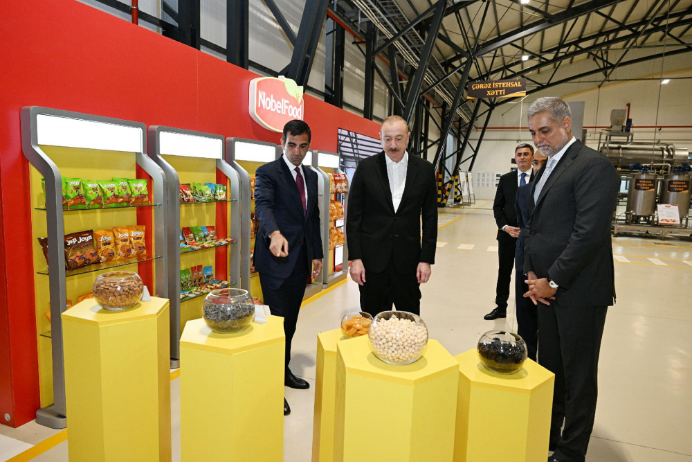 İlham Əliyev Bakıda müxtəlif növ və çeşiddə qəlyanaltı məhsullarının istehsalı zavodunun açılışında iştirak edib<font color=red> - FOTOLAR</font>