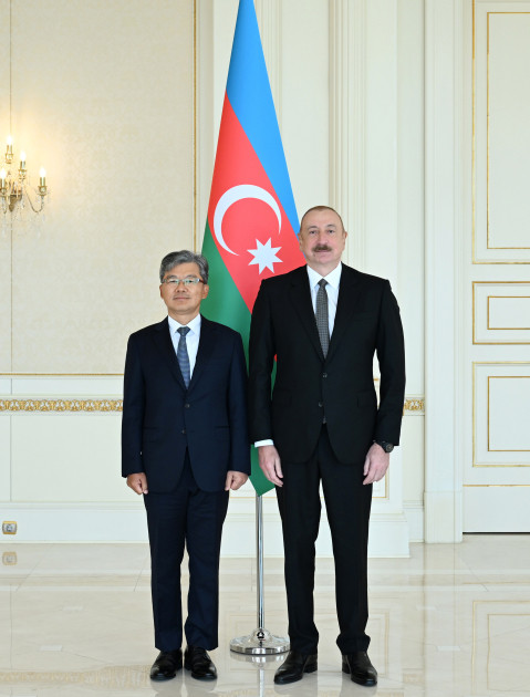Prezident İlham Əliyev Koreya Respublikasının Azərbaycanda yeni təyin olunmuş səfirinin etimadnaməsini qəbul edib<font color=red> - FOTOLAR</font>