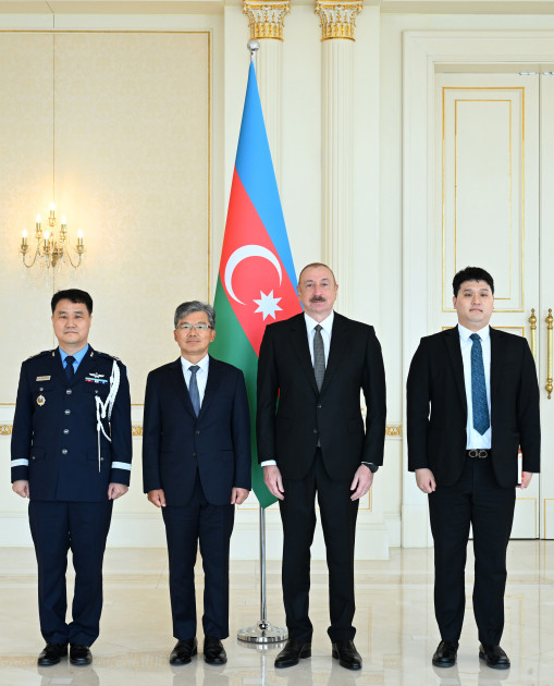 Prezident İlham Əliyev Koreya Respublikasının Azərbaycanda yeni təyin olunmuş səfirinin etimadnaməsini qəbul edib<font color=red> - FOTOLAR</font>