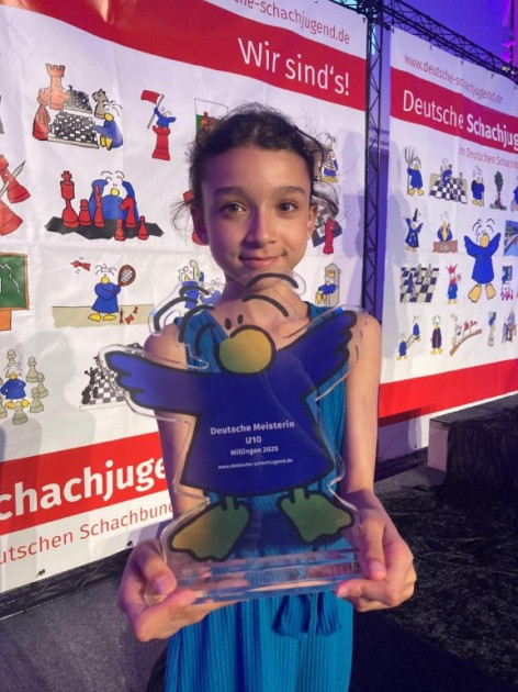Azərbaycanlı gənc qız Almaniyada şahmat üzrə çempion olub<font color=red> - FOTOLAR</font>