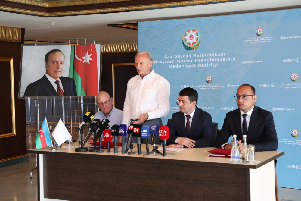 Möminə xatun türbəsinin bərpa və konservasiyasının aparılması ilə bağlı müqavilə bağlanılması mərasimi keçirilib<font color=red> - FOTOLAR</font>