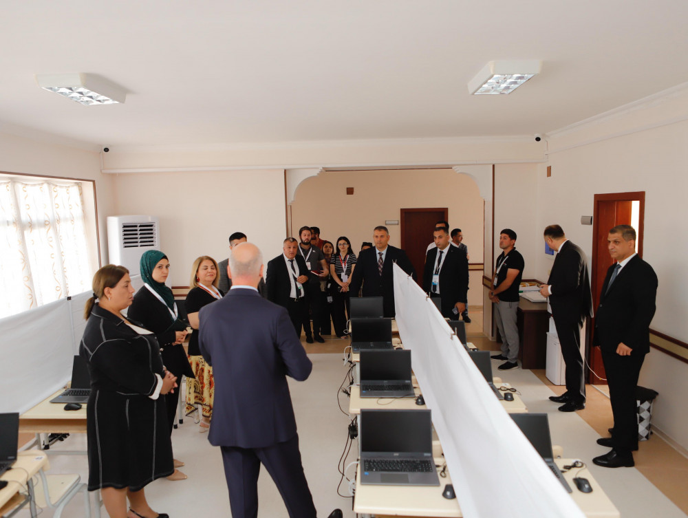 Naxçıvanda sertifikatlaşdırma prosesinin keçirildiyi İmtahan Mərkəzinə  infotur təşkil olunub<font color=red> - FOTOLAR</font>