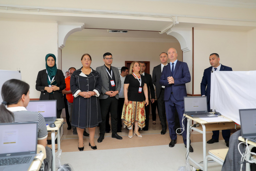 Naxçıvanda sertifikatlaşdırma prosesinin keçirildiyi İmtahan Mərkəzinə  infotur təşkil olunub<font color=red> - FOTOLAR</font>