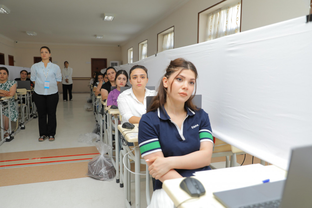 Naxçıvanda sertifikatlaşdırma prosesinin keçirildiyi İmtahan Mərkəzinə  infotur təşkil olunub<font color=red> - FOTOLAR</font>