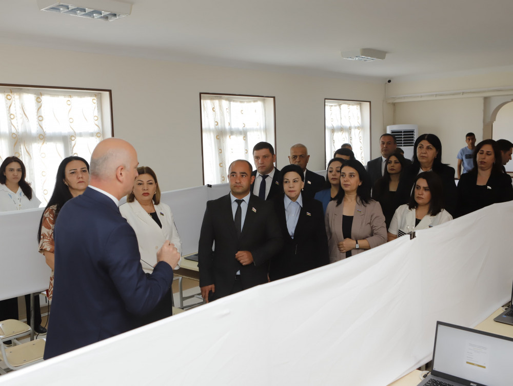 Naxçıvan Muxtar Respublikası Ali Məclisinin deputatlarının sertifikatlaşdırma prosesinin təşkil olunduğu İmtahan Mərkəzinə infoturu təşkil olunub<font color=red> - FOTOLAR</font>