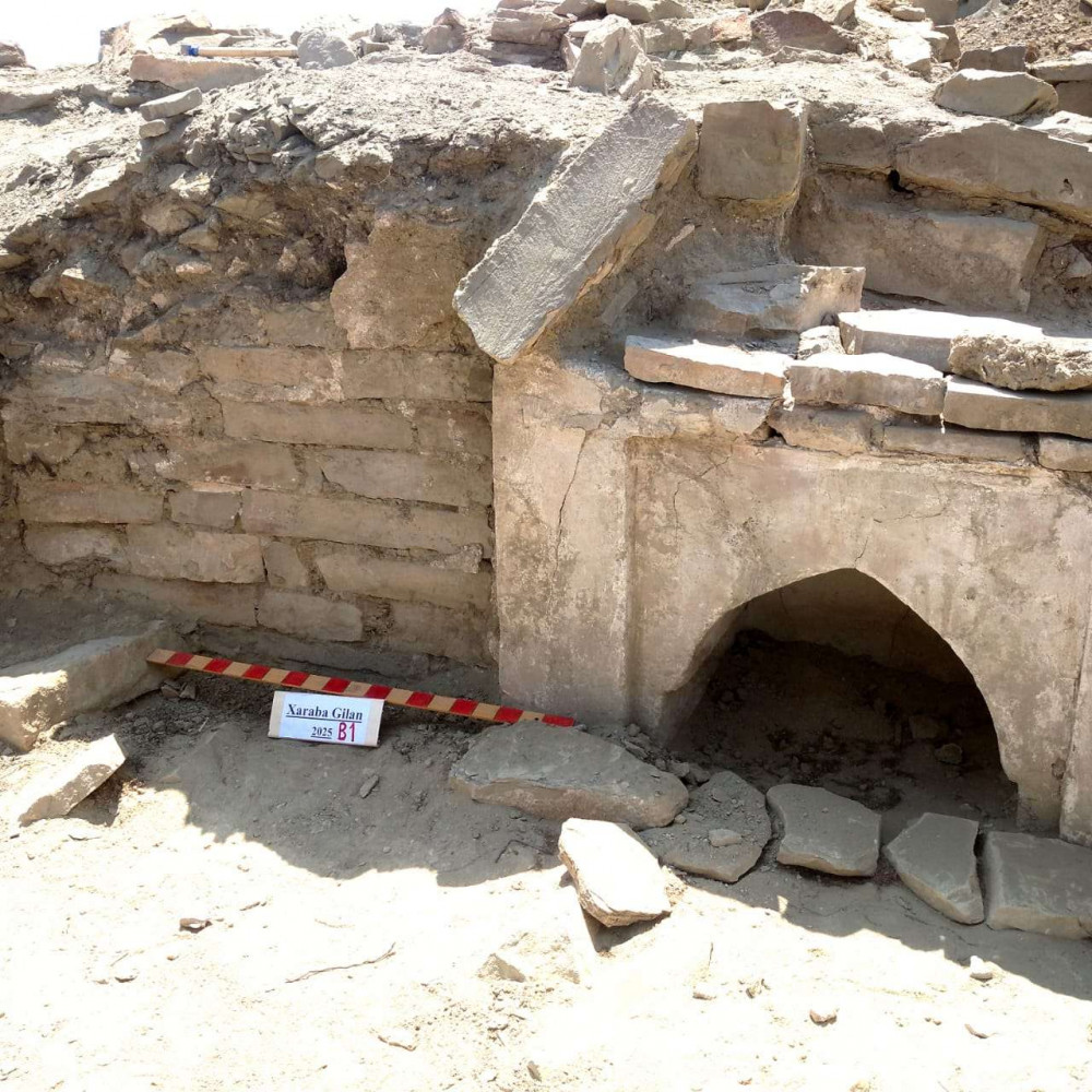 Xaraba Gilan şəhər yerində baş qala qapısı aşkar olunub<font color=red> - FOTOLAR</font>