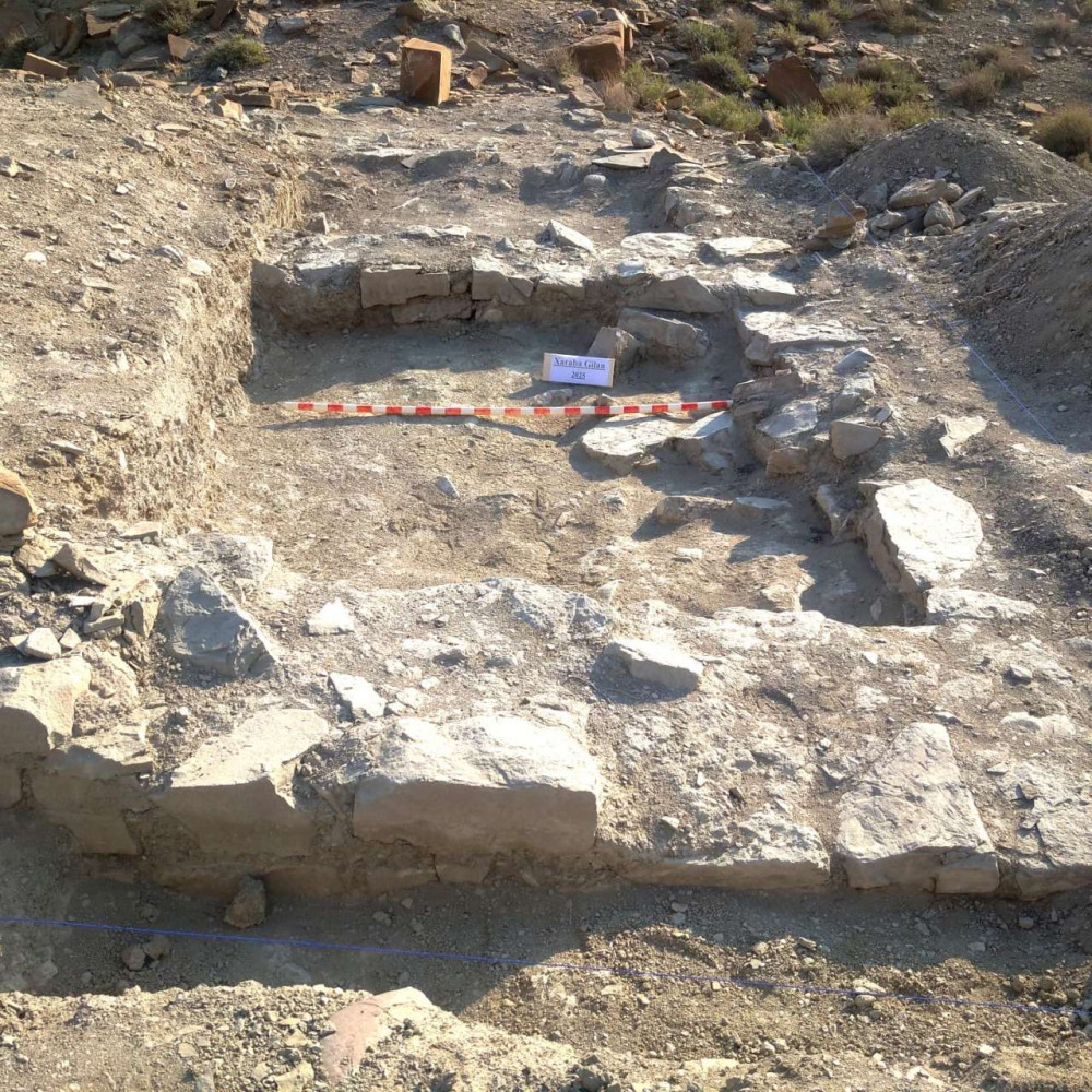 Xaraba Gilan şəhər yerində baş qala qapısı aşkar olunub<font color=red> - FOTOLAR</font>