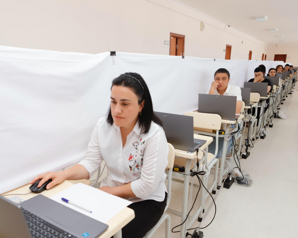 Naxçıvanda keçirilən sertifikatlaşdırma prosesinin üçüncü günündə ötən il keçirilmiş sertifikasiya prosesində uğur qazana bilməyən  müəllimlər iştirak edir<font color=red> - FOTOLAR</font>