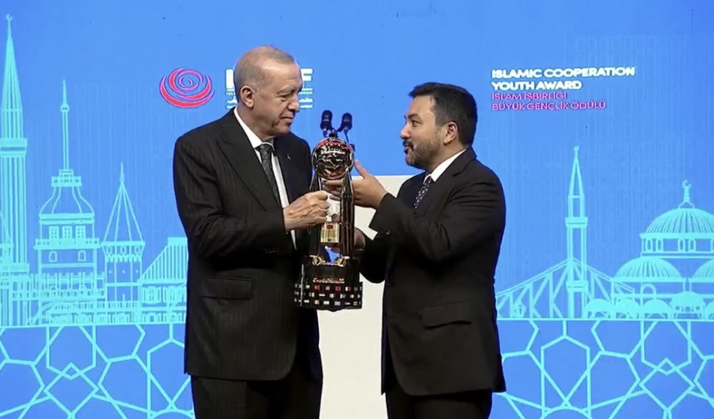 Türkiyə Prezidentinə İƏT Gənclər Forumunun ali mükafatı təqdim edilib<font color=red> - FOTOLAR</font>