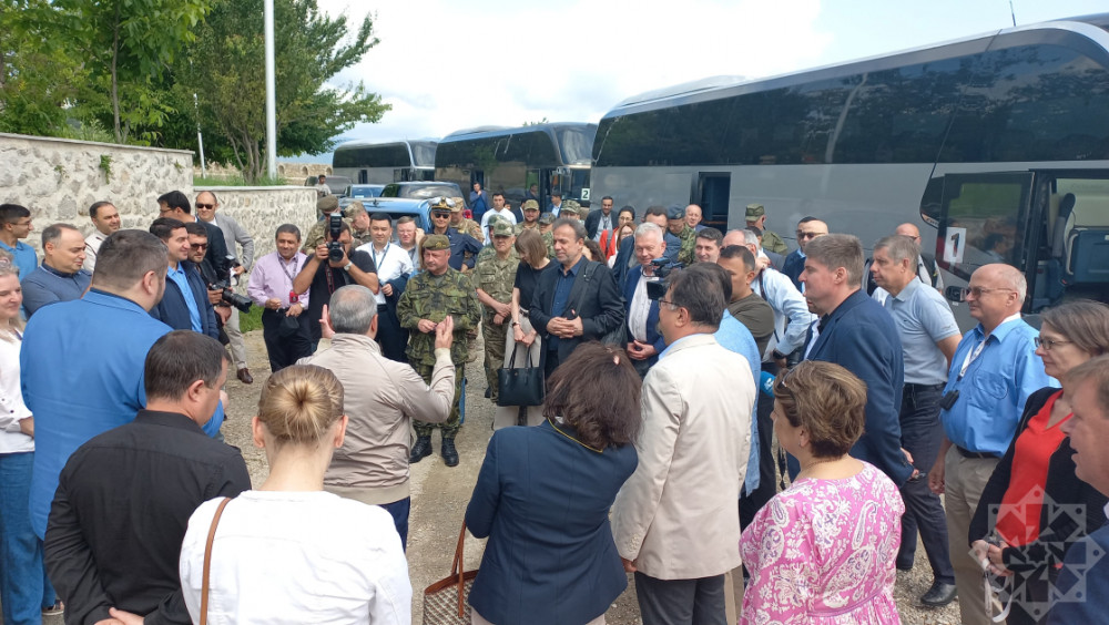 Diplomatik korpus nümayəndələrinin Şüşə şəhərinə səfəri başlayıb<font color=red> - FOTOLAR</font>