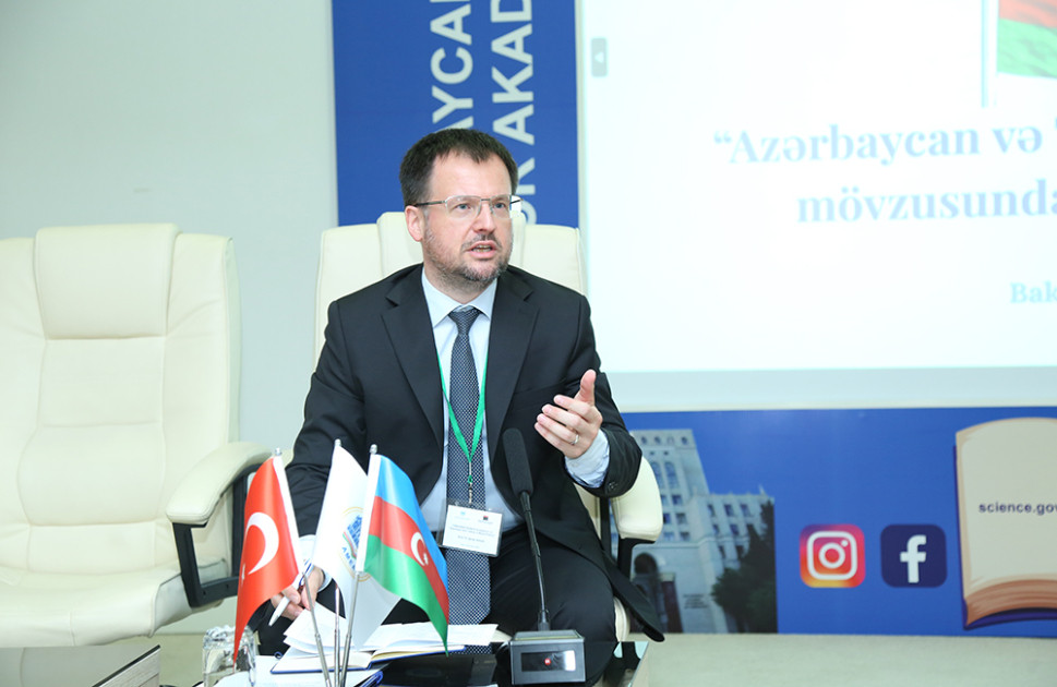 AMEA-da keçirilən beynəlxalq simpozium öz işini bölmə iclasları ilə davam etdirib<font color=red> - FOTOLAR</font>