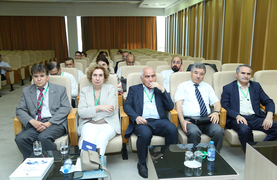 AMEA-da keçirilən beynəlxalq simpozium öz işini bölmə iclasları ilə davam etdirib<font color=red> - FOTOLAR</font>