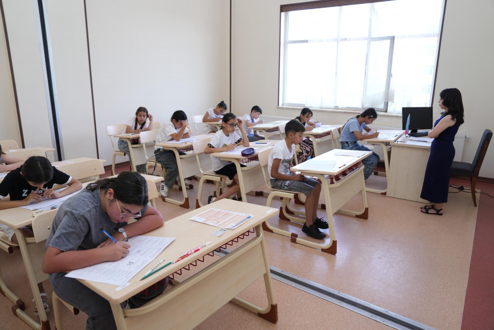 NDU nəzdində İngilis dili Təmayüllü Gimnaziyaya qəbul imtahanı keçirilib <font color=red> - FOTOLAR</font>