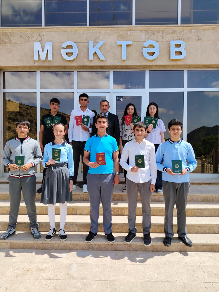 Naxçıvan Muxtar Respublikası ümumtəhsil müəssisələrində məzunlara attestatların verilməsinə başlanılıb<font color=red> - FOTOLAR</font>