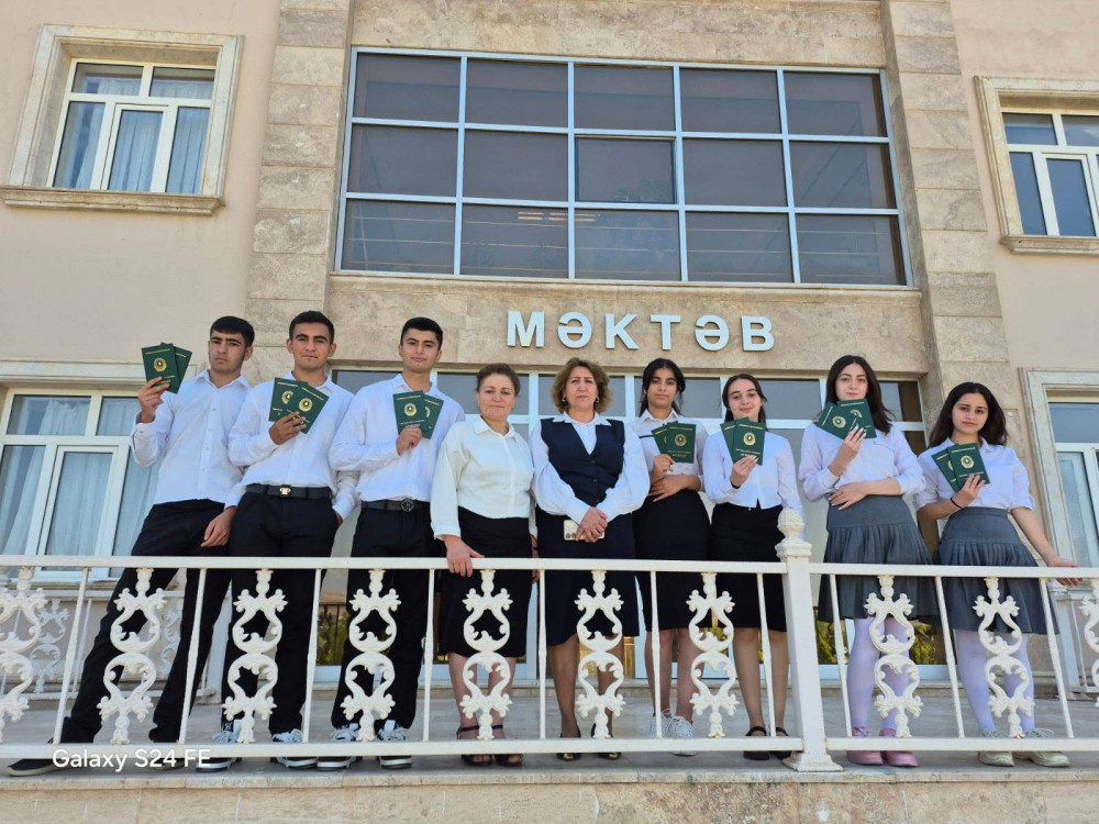 Naxçıvan Muxtar Respublikası ümumtəhsil müəssisələrində məzunlara attestatların verilməsinə başlanılıb<font color=red> - FOTOLAR</font>