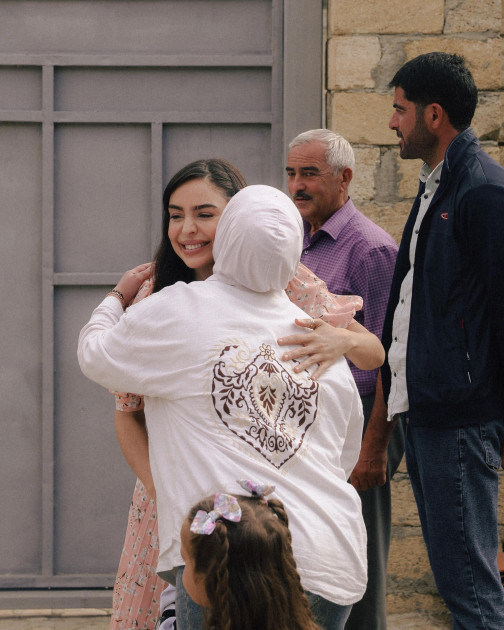 Leyla Əliyeva və Arzu Əliyeva Xızıda “Gənc arıçı” layihəsinin iştirakçısı ilə görüşüb<font color=red> - FOTOLAR</font>