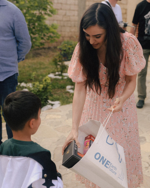 Leyla Əliyeva və Arzu Əliyeva Xızıda “Gənc arıçı” layihəsinin iştirakçısı ilə görüşüb<font color=red> - FOTOLAR</font>