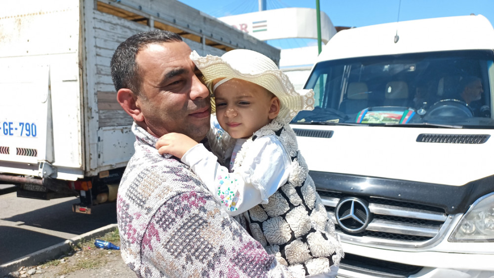 Növbəti köç karvanı Həsənriz kəndinə çatıb<font color=red> - FOTOLAR</font>