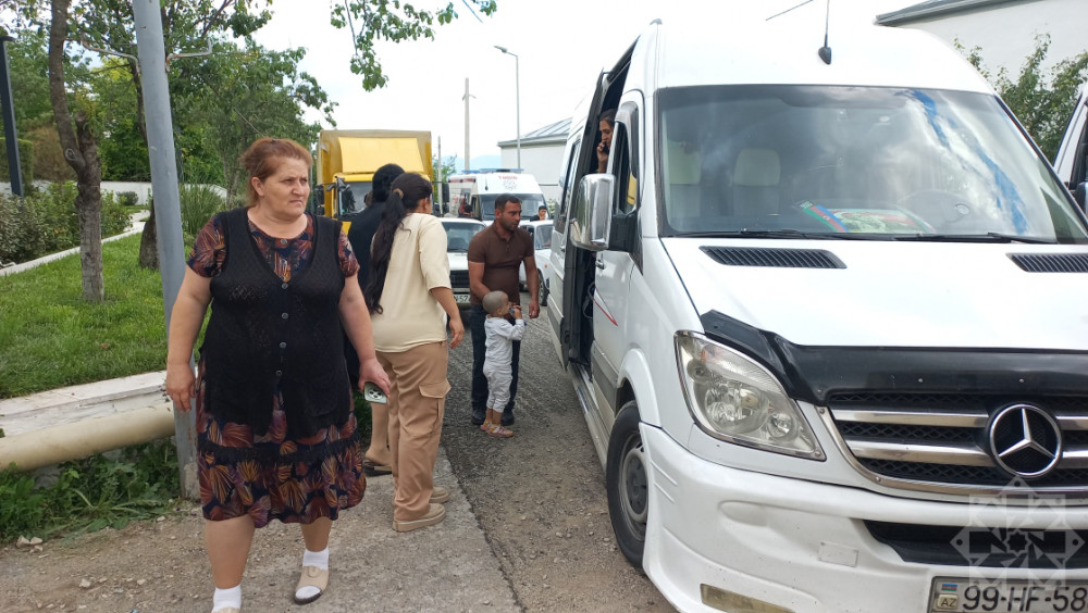 Növbəti köç karvanı Həsənriz kəndinə çatıb<font color=red> - FOTOLAR</font>