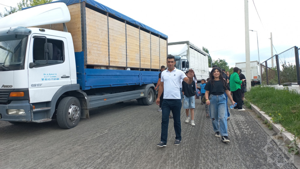 Növbəti köç karvanı Həsənriz kəndinə çatıb<font color=red> - FOTOLAR</font>