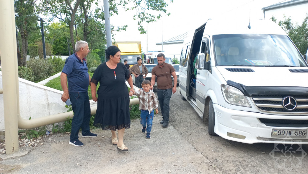 Növbəti köç karvanı Həsənriz kəndinə çatıb<font color=red> - FOTOLAR</font>