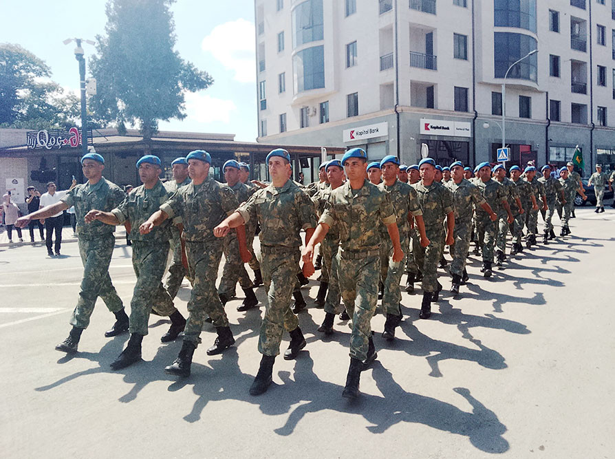 Silahlı Qüvvələr Günündə hərbi orkestrlərin müşayiəti ilə yürüşlər keçirilib<font color=red> - FOTOLAR</font>