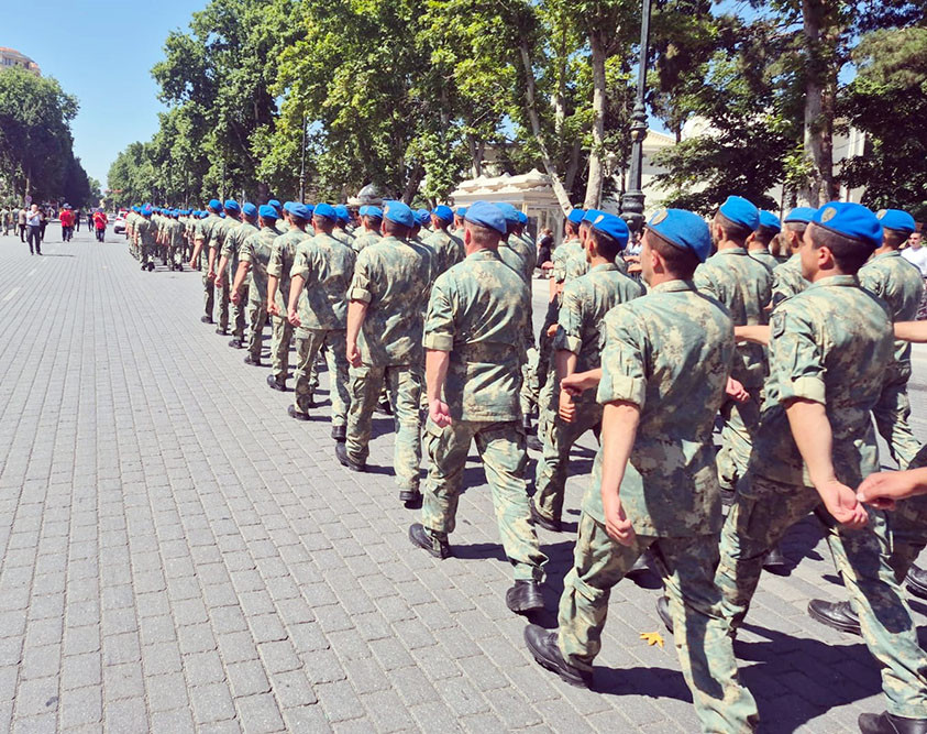 Silahlı Qüvvələr Günündə hərbi orkestrlərin müşayiəti ilə yürüşlər keçirilib<font color=red> - FOTOLAR</font>