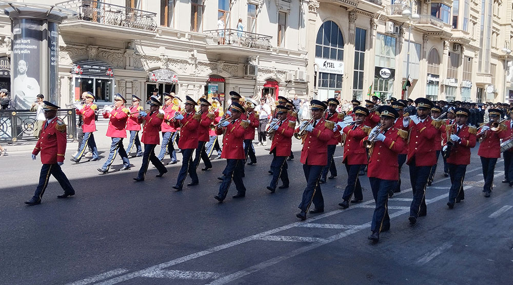 Silahlı Qüvvələr Günündə hərbi orkestrlərin müşayiəti ilə yürüşlər keçirilib<font color=red> - FOTOLAR</font>
