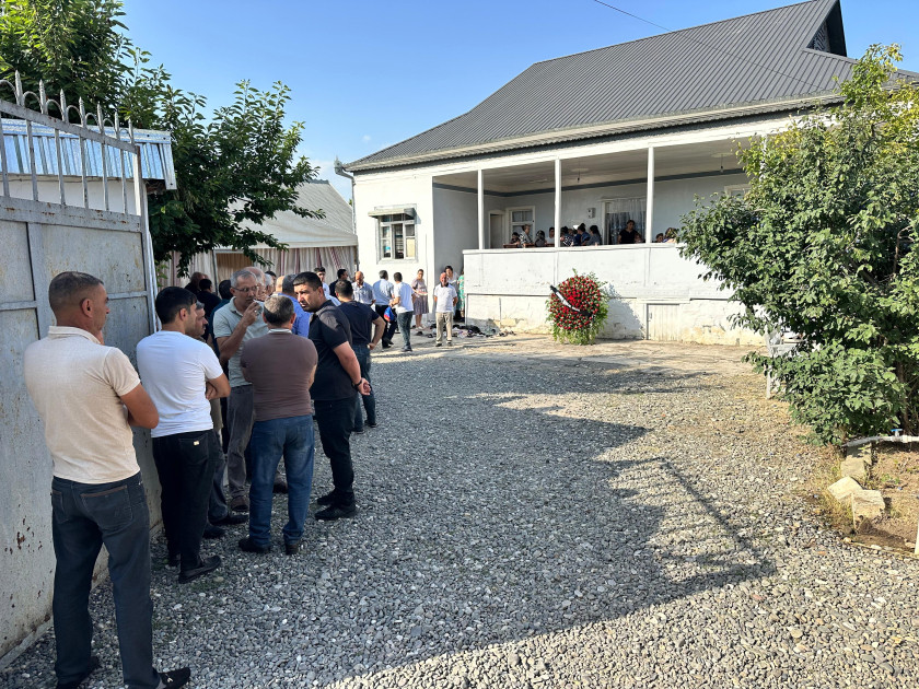 Yekaterinburqda qətlə yetirilən qardaşların cənazəsi dəfn üçün Ağcabədiyə gətirilib<font color=red> - FOTOLAR</font>