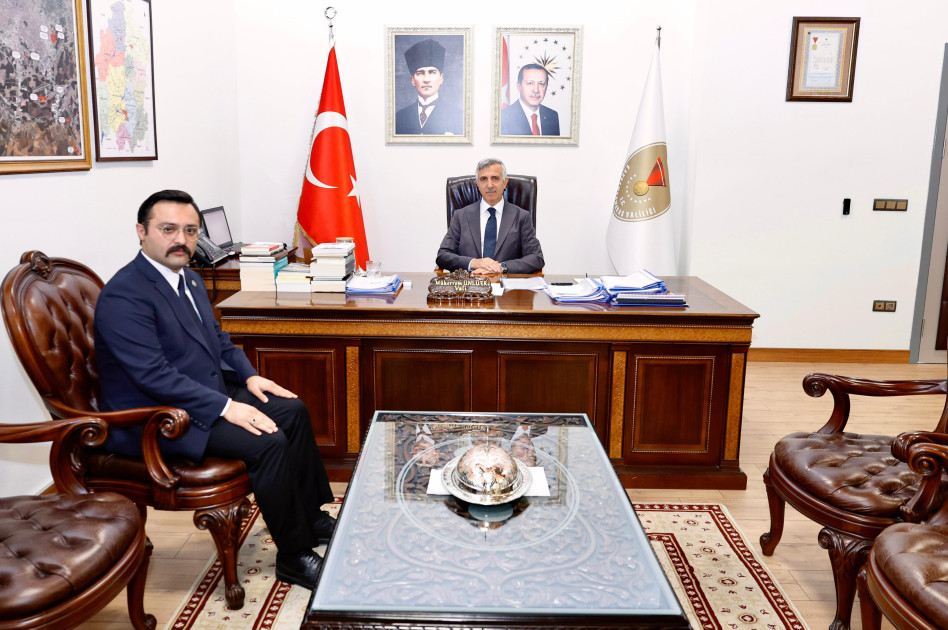 Kahramanmaraş valisinə fəlakət zonasında Azərbaycan FHN-in qərargahının üzərində dalğalanan bayraq təqdim edilib<font color=red> - FOTOLAR</font>