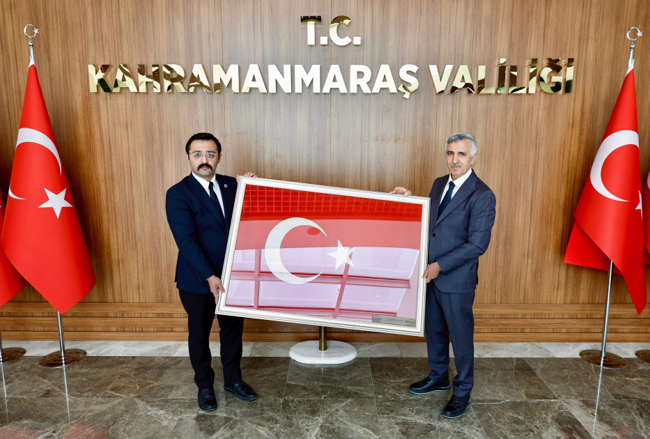 Kahramanmaraş valisinə fəlakət zonasında Azərbaycan FHN-in qərargahının üzərində dalğalanan bayraq təqdim edilib<font color=red> - FOTOLAR</font>